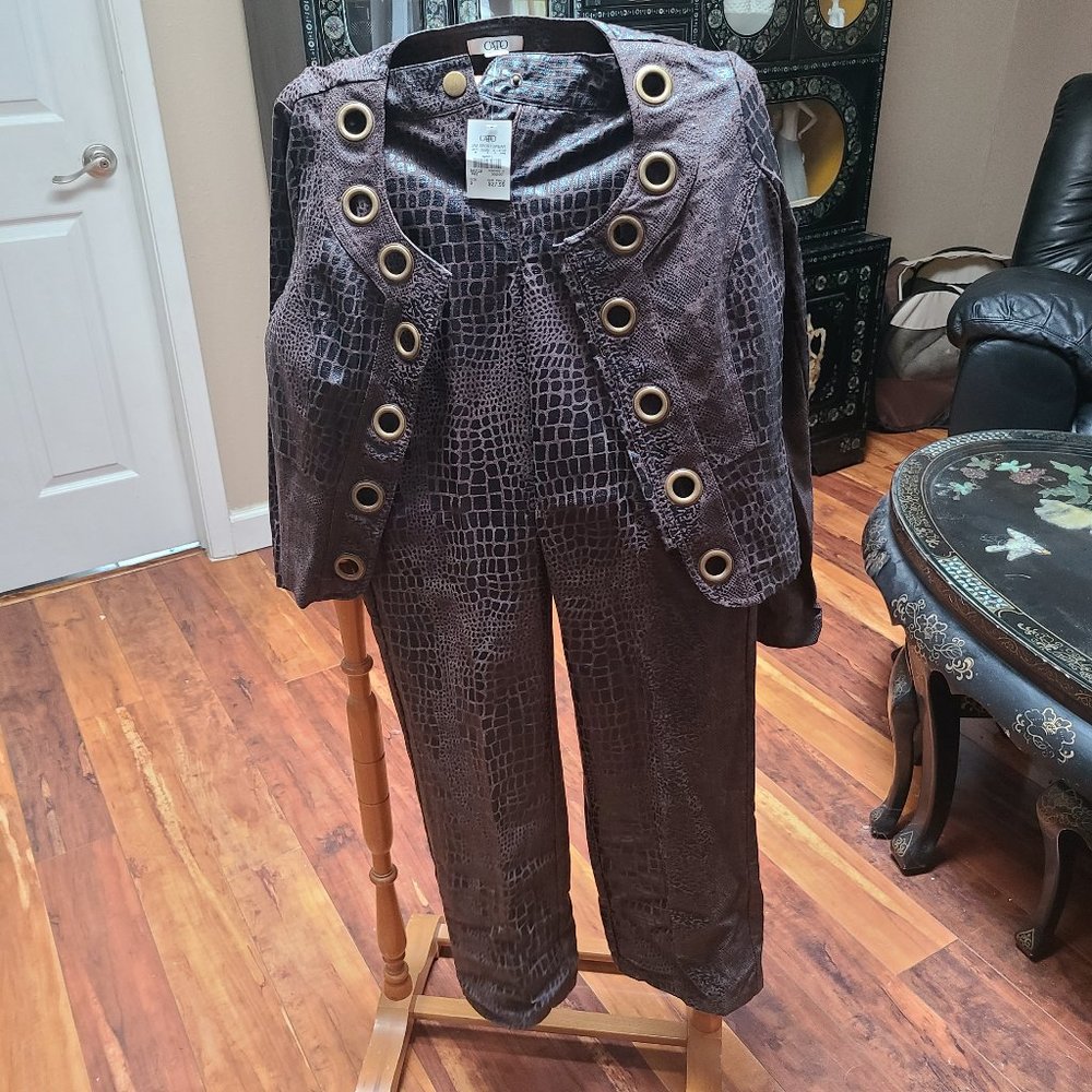 Cato, S/6, Brown Snake Skin 2 piece suit, NWT